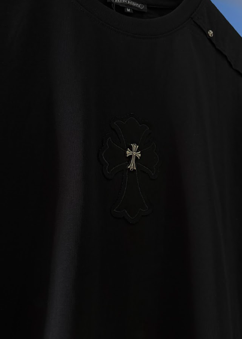PLAYERA CHROME HEARTS "CRUZ METALICA NEGRA"