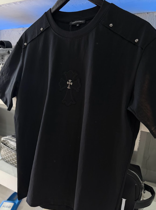 PLAYERA CHROME HEARTS "CRUZ METALICA NEGRA"
