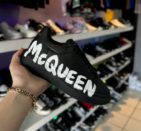 TENIS ALEXANDER MCQUEEN "GRAFFITI NEGRO"