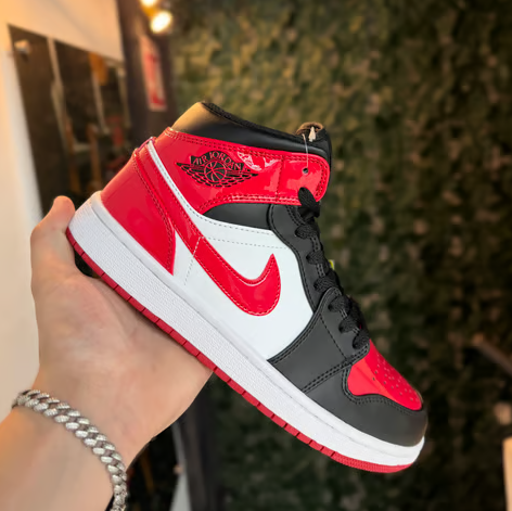 TENIS JORDAN 1 MID "CHAROL NEGRO/ROJO"