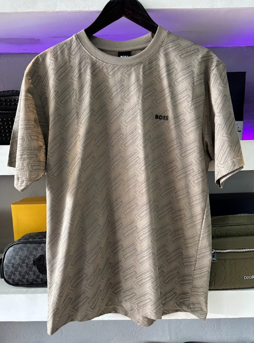PLAYERA BOSS "MONOGRAMA GRIS"