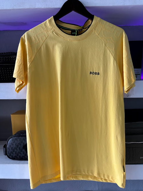 PLAYERA BOSS "AMARILA LOGO NEGRO"