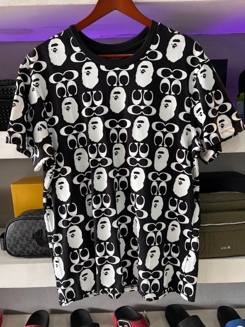 PLAYERA BAPE X COACH "NEGRA MONOGRAMA BLANCO"