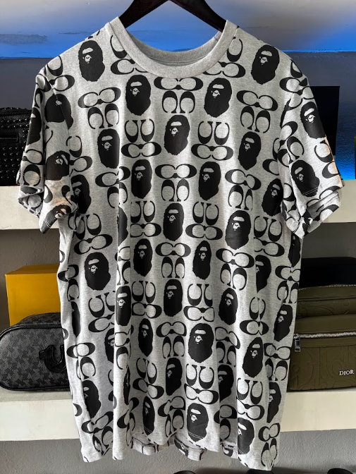 PLAYERA BAPE X COACH "GRIS MONOGRAMA NEGRO