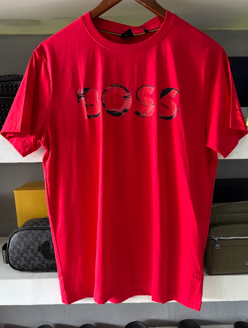 PLAYERA BOSS "ROJO DETALLES NEGROS"