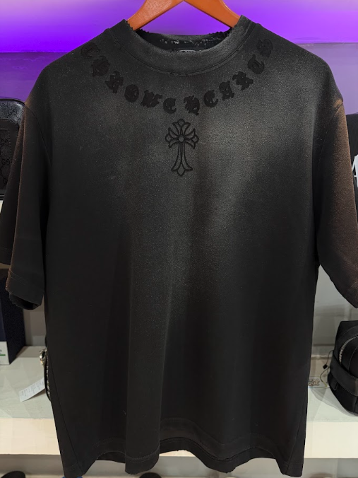 PLAYERA CHROME HEARTS "CRUZ CUELLO NEGRA DESLAVADA"