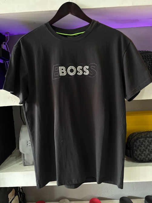 PLAYERA BOSS "NEGRA BOSS BLANCO"