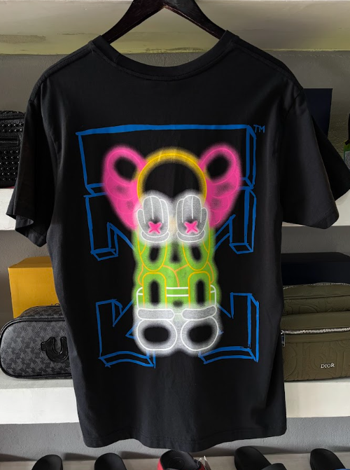 PLAYERA OFF WHITE X KAWS "NEGRA DETALLES NEÓN"