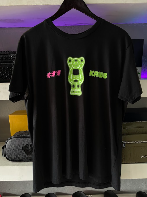 PLAYERA OFF WHITE X KAWS "NEGRA DETALLES NEÓN"
