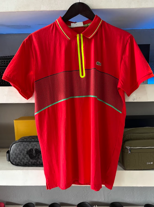 POLO LACOSTE "ROJO CIERRE AMARILLO"
