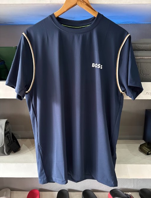 PLAYERA BOSS "AZÚL MARINO DETALLAS MANGA"