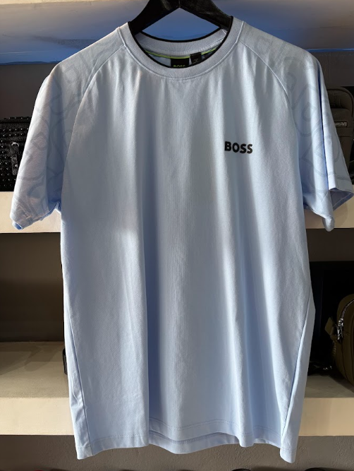 PLAYERA BOSS "AZÚL CIELO LOGO NEGRO"