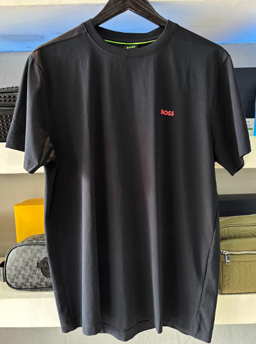 PLAYERA BOSS "NEGRA LOGO PEQUEÑO ROJO"