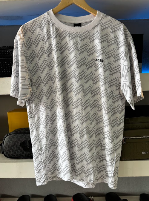 PLAYERA BOSS "BLANCA DETALLES EN GRIS"