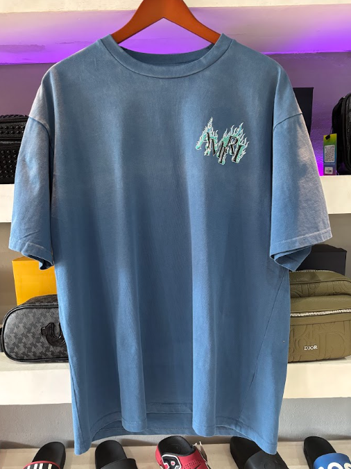 PLAYERA AMIRI "AZÚL FLAMES DESLAVADO"