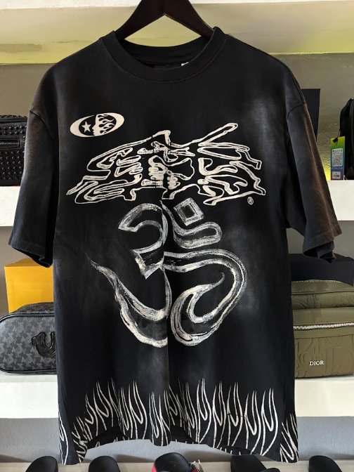 PLAYERA HELLSTAR "NEGRA 11 GRAFFITI DESLAVADO"