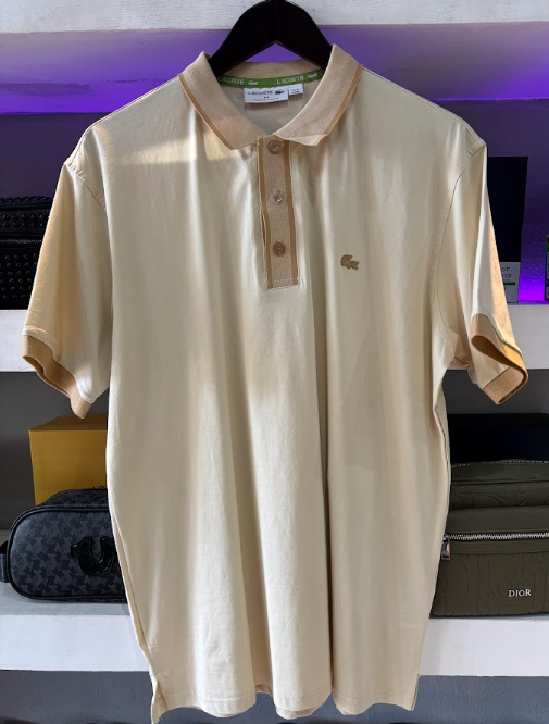 POLO LACOSTE "BEIGE DETALLES CAFÉ"