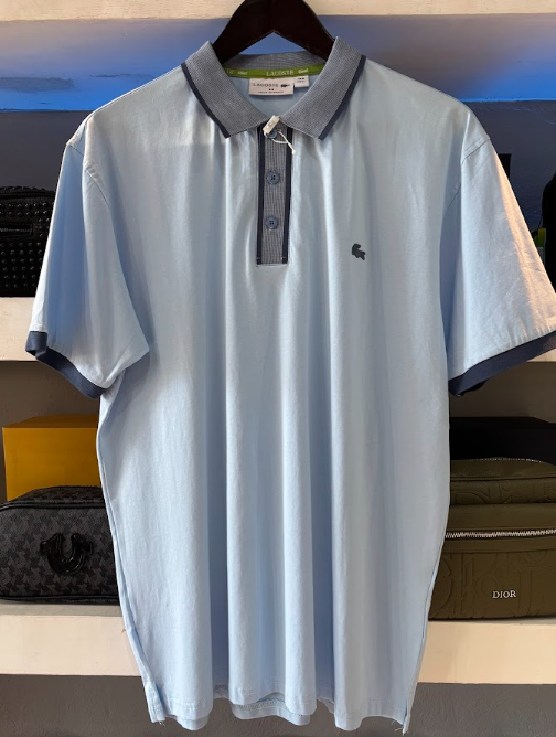 POLO LACOSTE "AZÚL CIELO DETALLES MANGAS"
