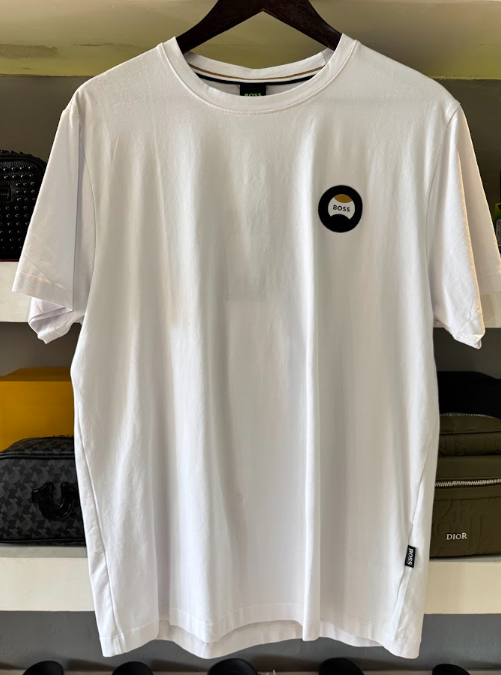 PLAYERA BOSS "BLANCA PARCHE NEGRO"