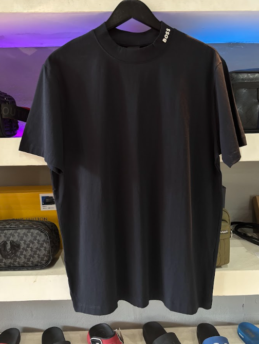 PLAYERA BOSS "NEGRA CUELLO BOSS"