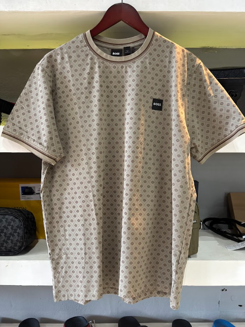 PLAYERA BOSS "MONOGRAMA BEIGE"