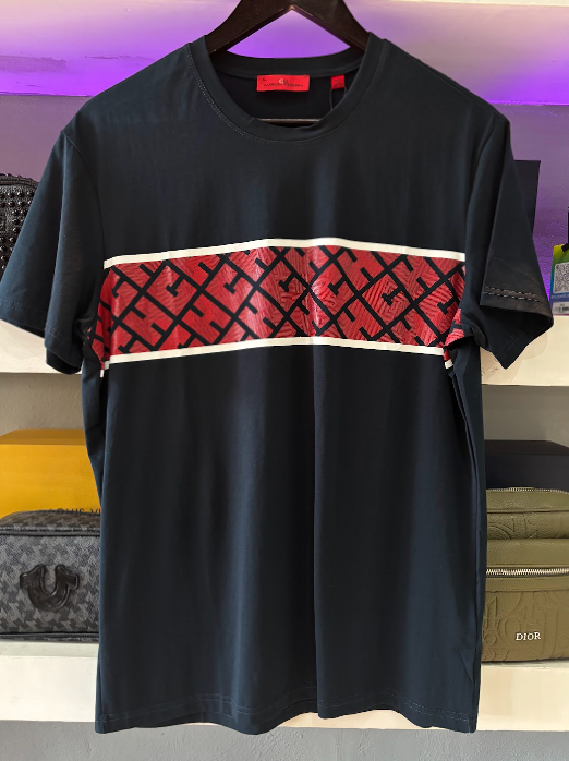 PLAYERA CAROLINA HERRERA "NEGRA LINEA ROJA"