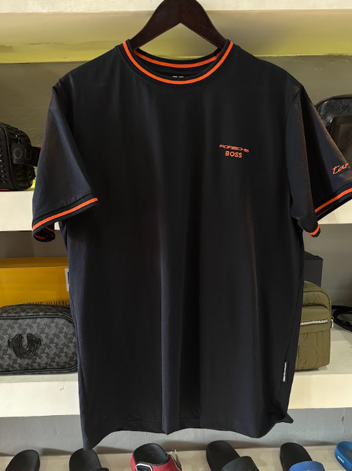 PLAYERA BOSS X PORSCHE "NEGRA CUELLO ROJO"
