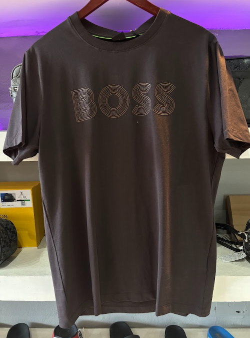 PLAYERA BOSS "CAFÉ LOGO"