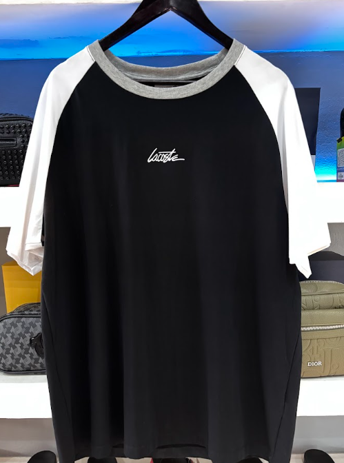 PLAYERA LACOSTE "CURSIVA NEGRO/BLANCA"