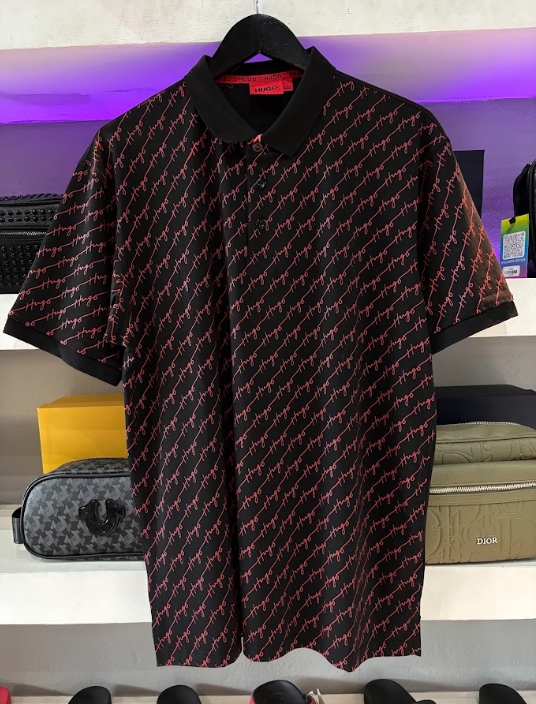 POLO HUGO "NEGRA MONOGRAMA ROJO"