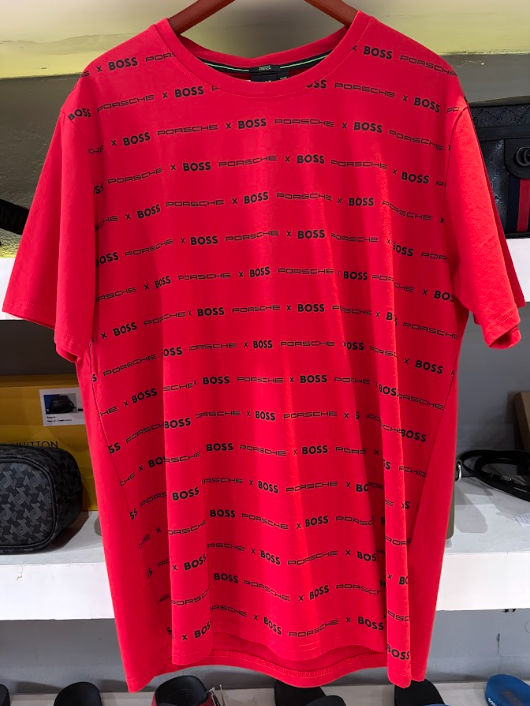 PLAYERA BOSS X PORCSHE "ROJO MONOGRAMA"