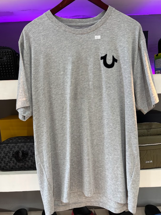 PLAYERA TRUE RELIGION "GRIS LOGO NEGRO"