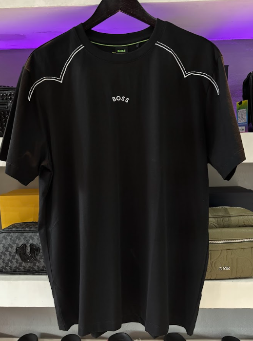 PLAYERA BOSS "NEGRA DETALLES HOMBROS BLANCOS"
