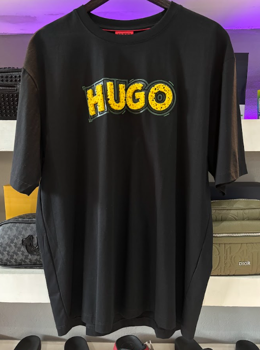 PLAYERA HUGO "NEGRO LOGO AMARILLO"