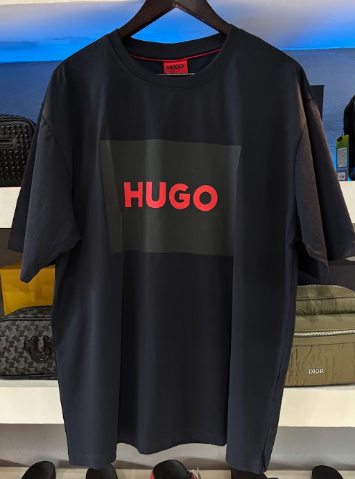PLAYERA HUGO "NEGRO LOGO ROJO"