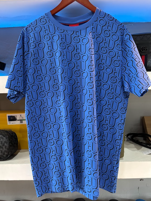 PLAYERA HUGO "AZUL MONOGRAMA NEGRO"