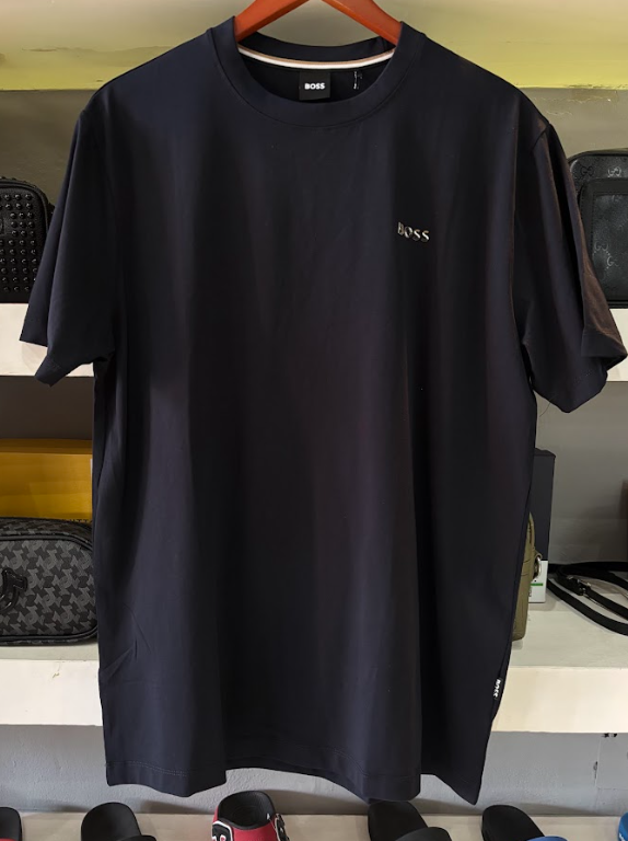 PLAYERA BOSS "NEGRA LOGO PEQUEGO BEIGE"
