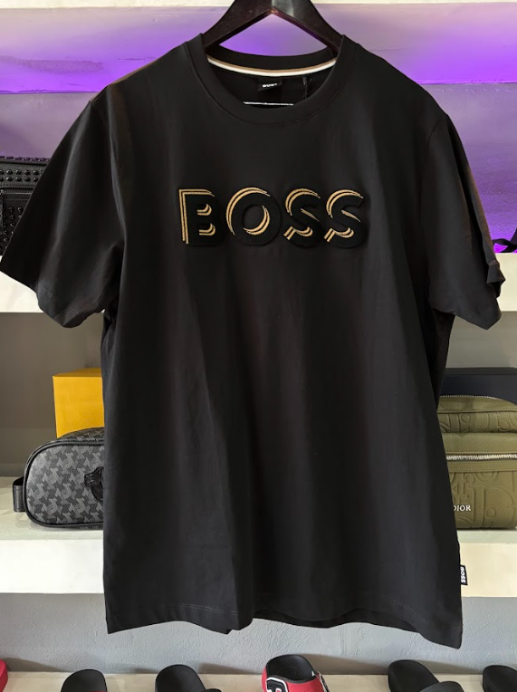 PLAYERA BOSS "NEGRA LOGO NEGRO/BEIGE"