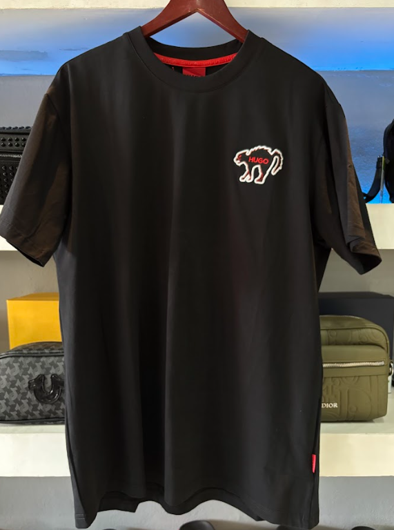 PLAYERA HUGO "NEGRA GATO DETALLES ROJOS"
