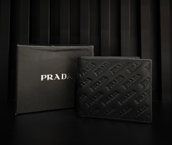 CARTERA PRADA "NEGRA MONOGRAMA INTERIOR ROJO"