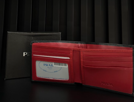 CARTERA PRADA "NEGRA MONOGRAMA INTERIOR ROJO"