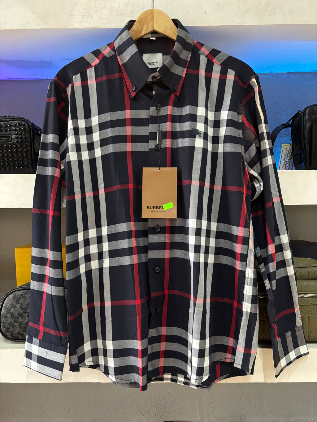 CAMISA BURBERRY "NEGRA LINEAS BLANCAS/ROJAS"