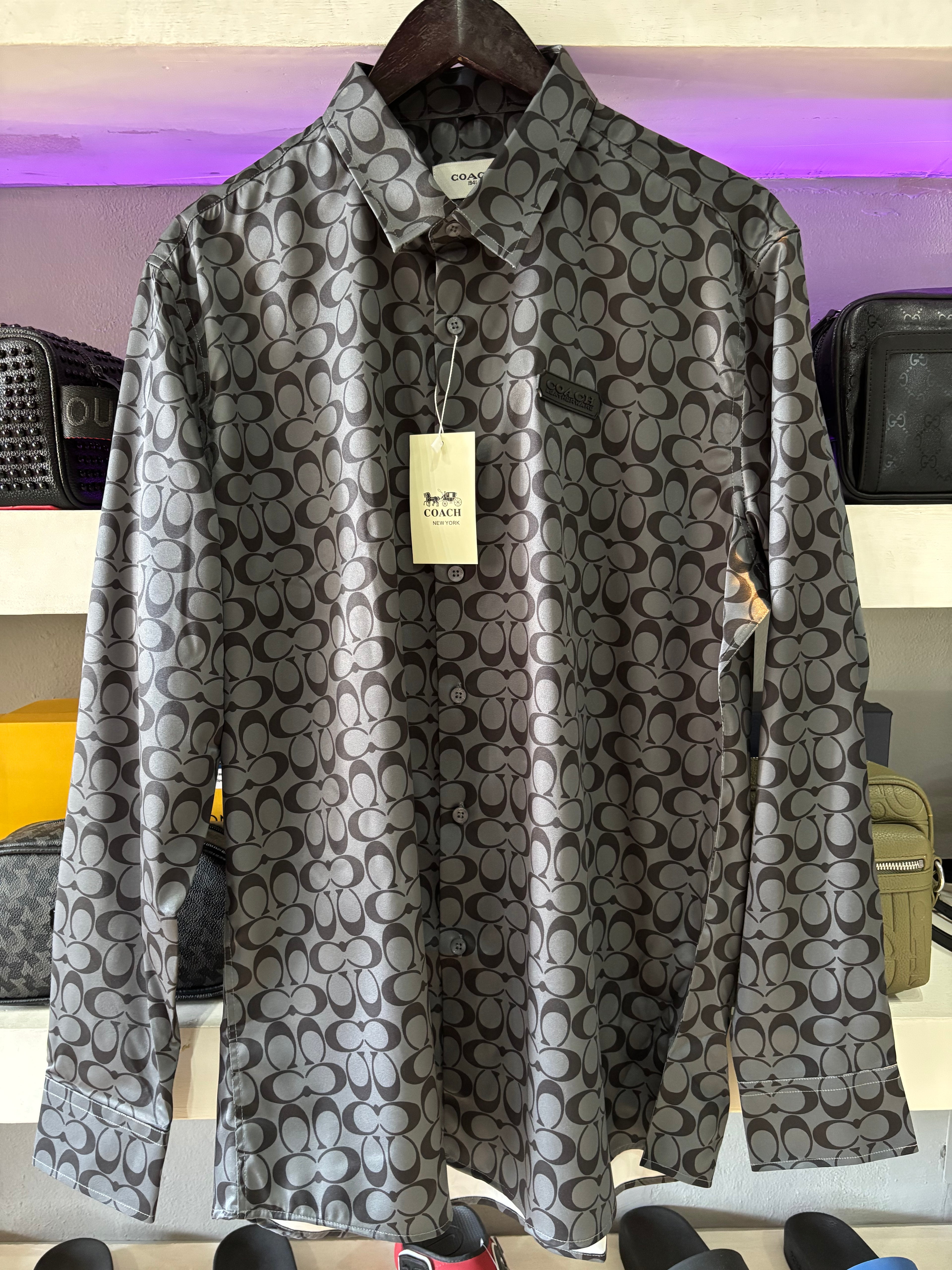 CAMISA COACH "GRIS MONOGRAMA NEGRO"