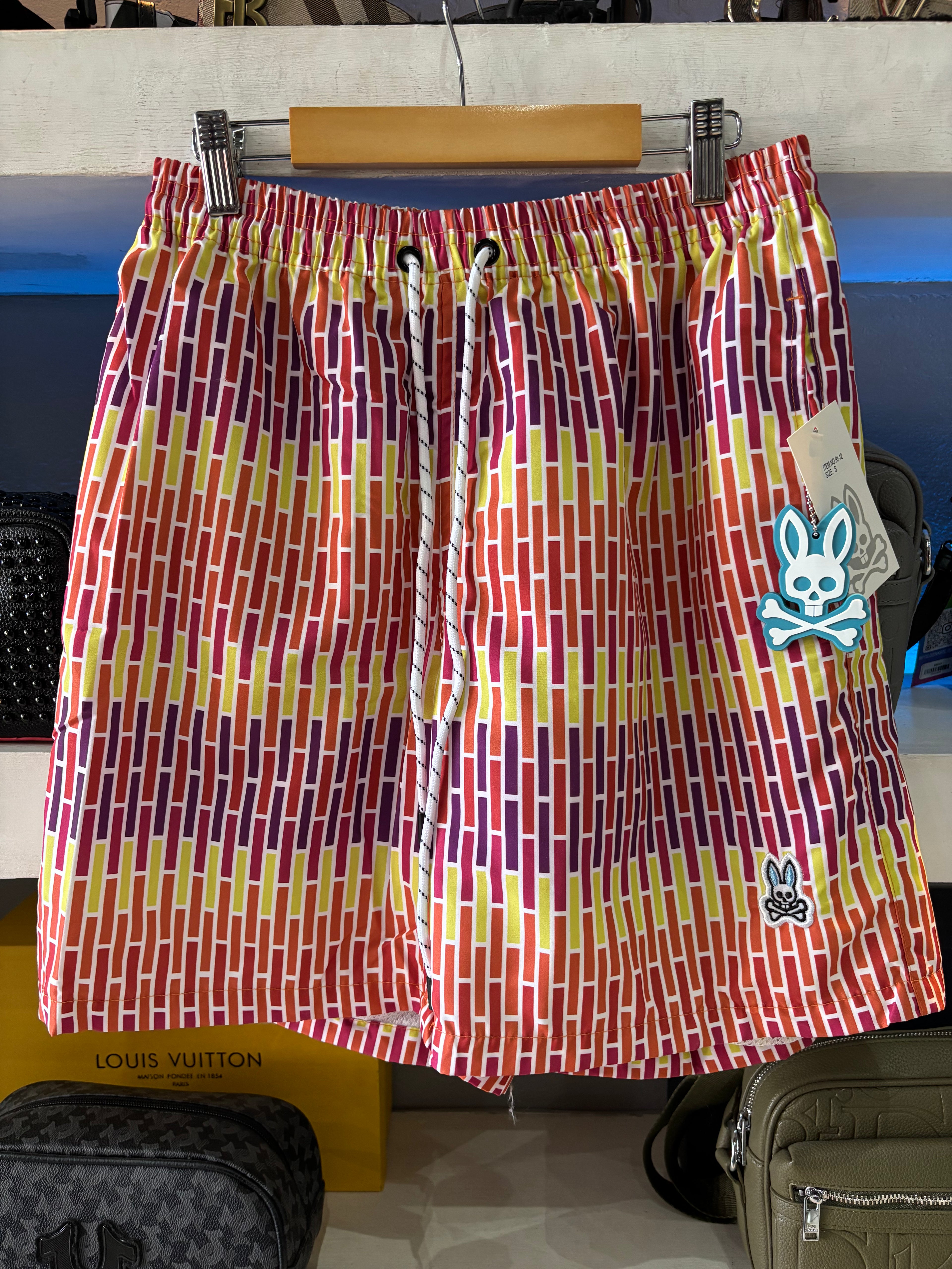 SHORT DE PLAYA PSYCHO BUNNY "AMARILLO RECTANCULOS NARANJA/ROJO"