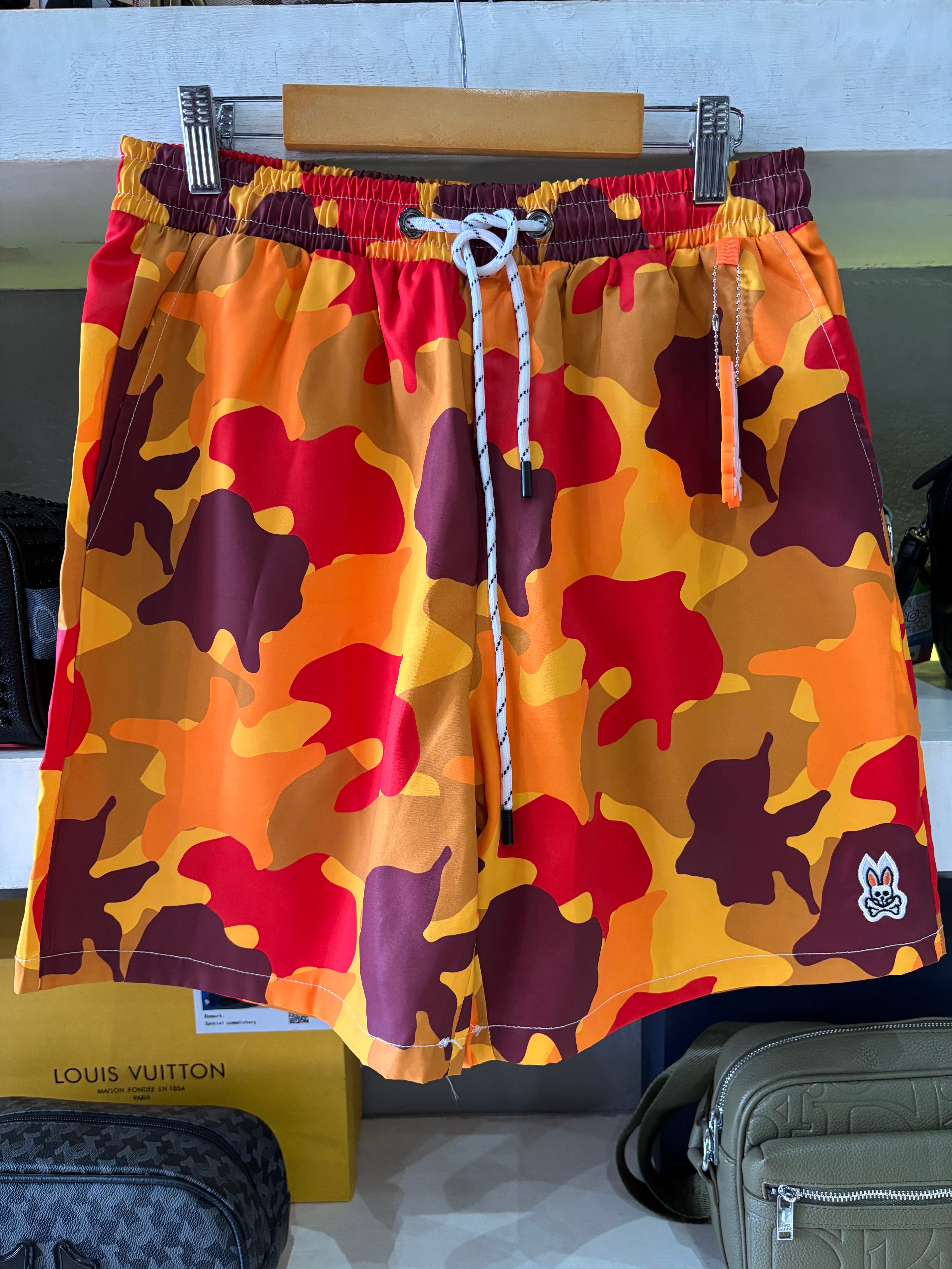 SHORT DE PLAYA PSYCHO BUNNY "CAMUFLAJE NARANJA"