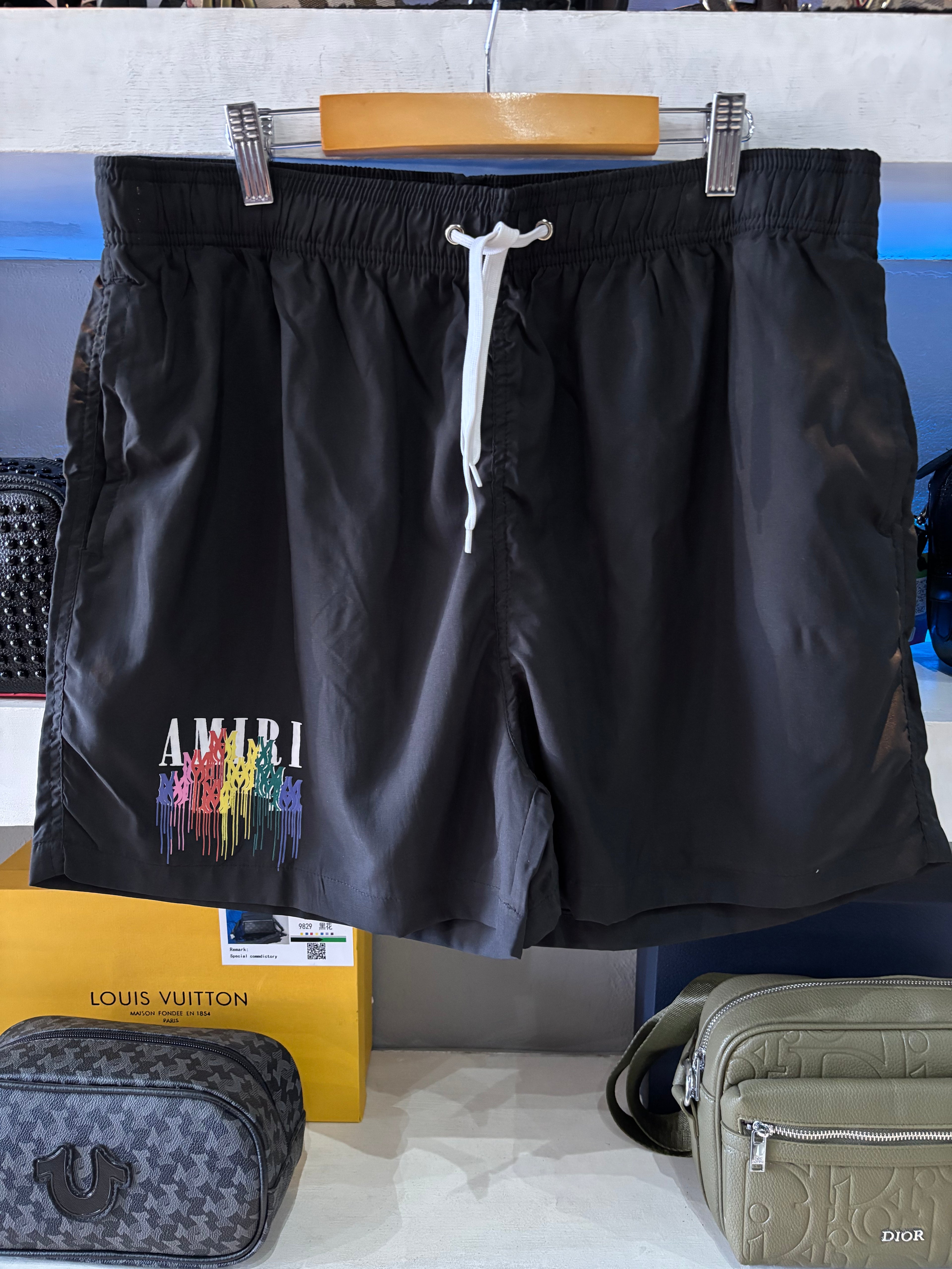 SHORT DE PLAYA AMIRI "NEGRO GRAFFITI"