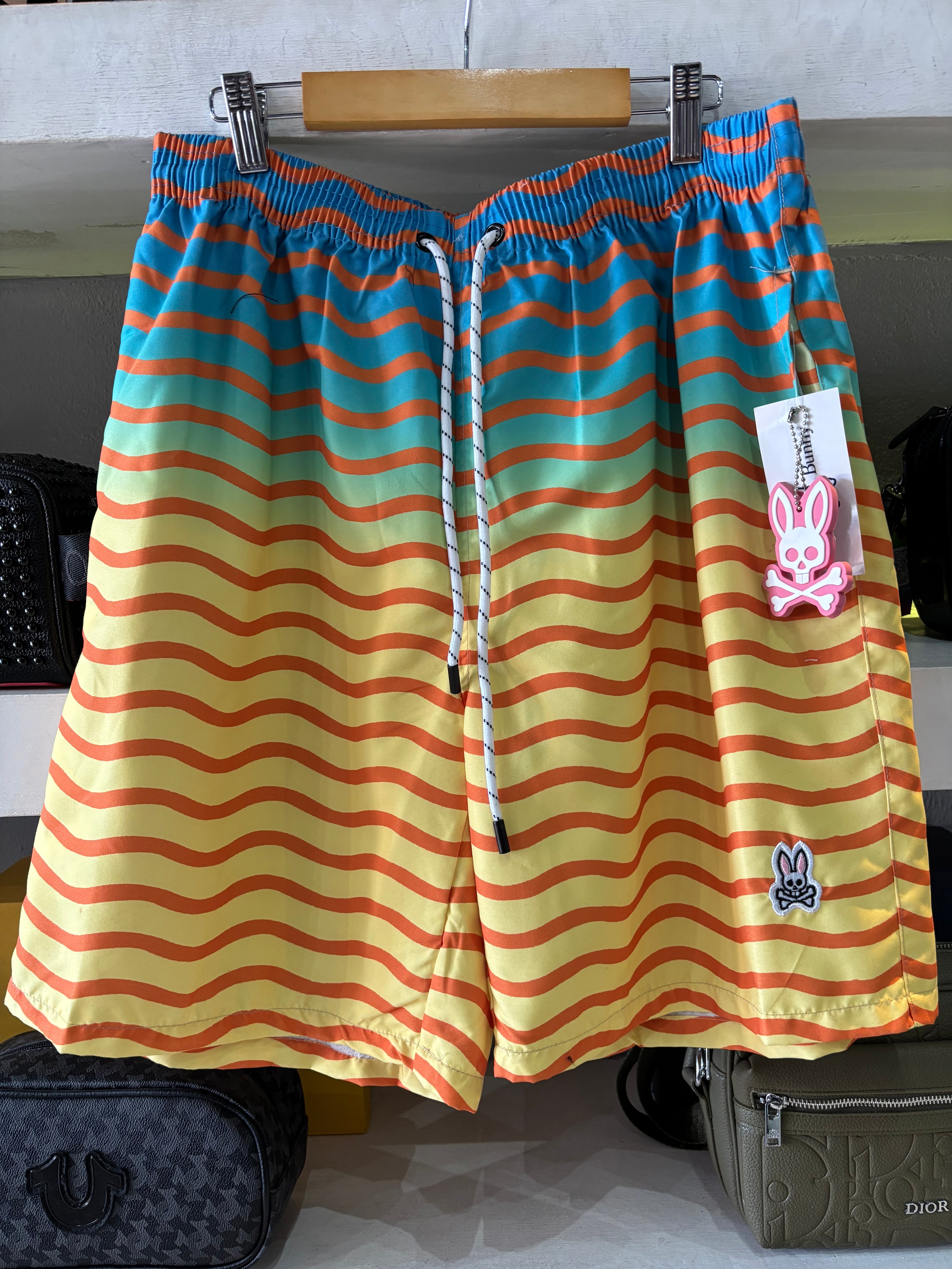SHORT DE PLAYA PSYCHO BUNNY "AMARILLO CON AZUL"