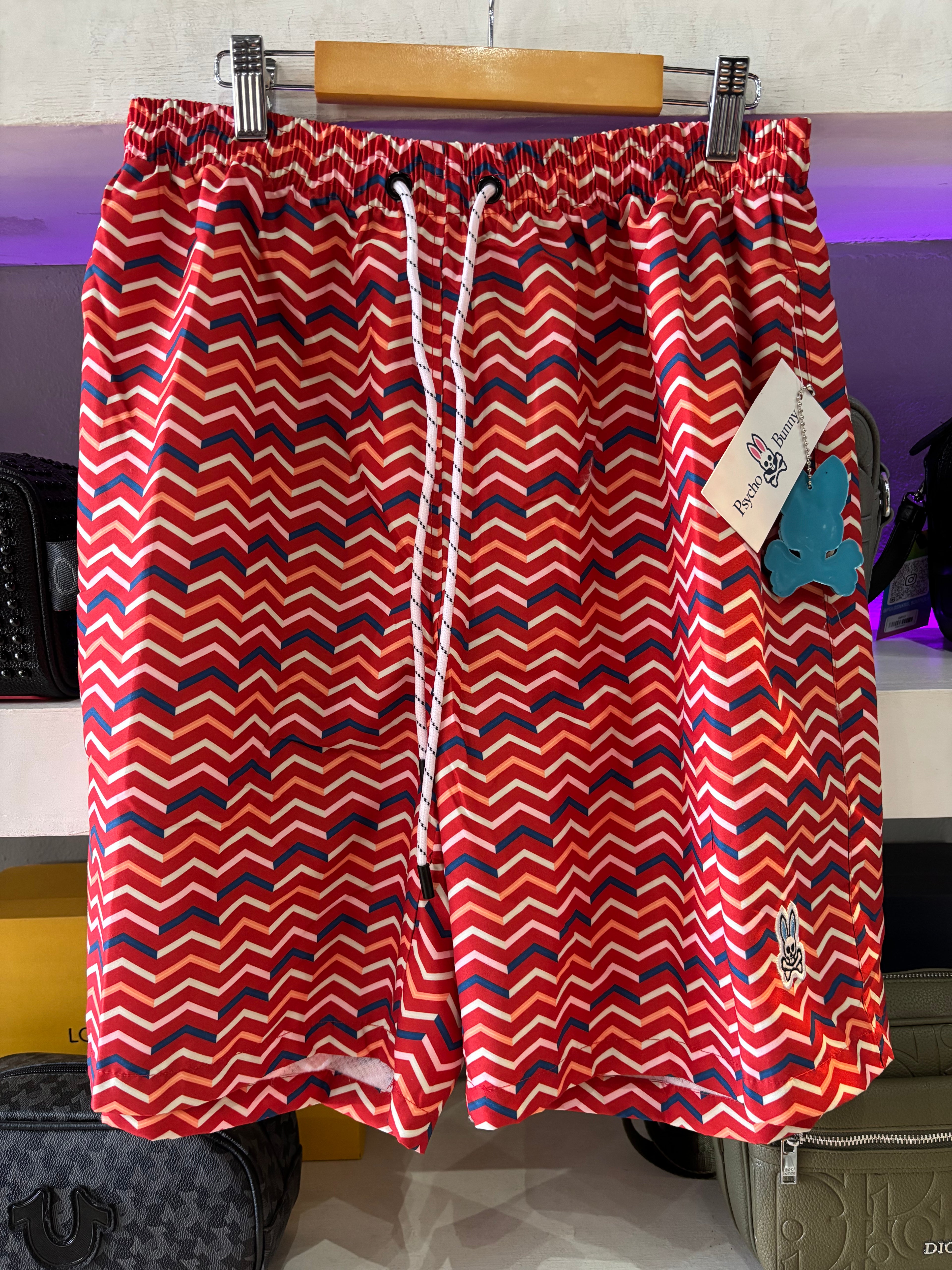 SHORT DE PLAYA PSYCHO BUNNY "ROJO CON LINEAS"