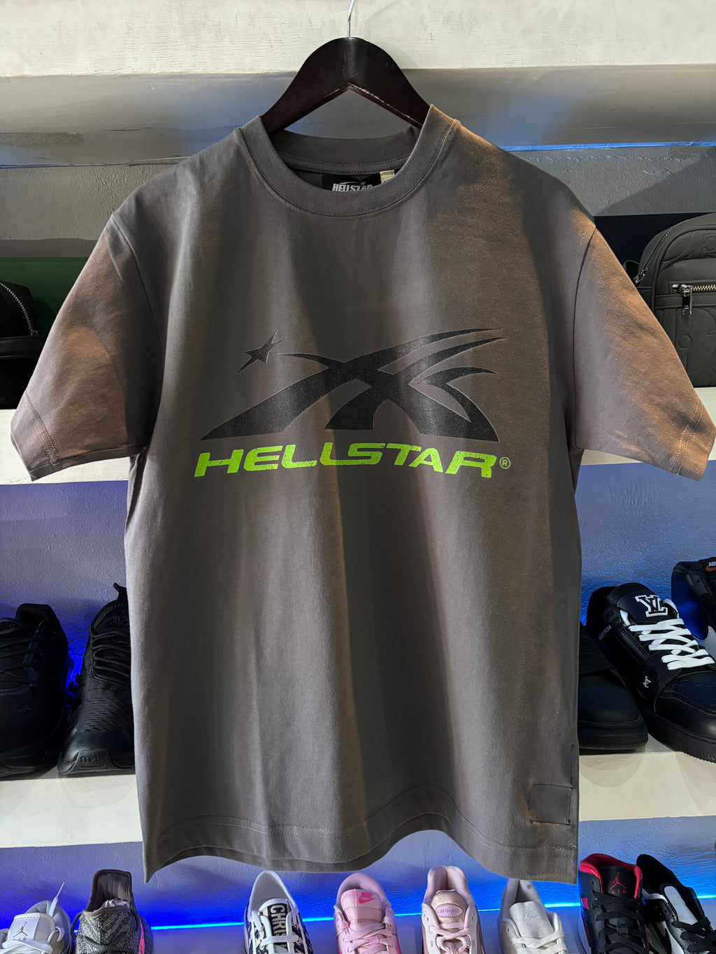 PLAYERA HELLSTAR "GRIS LETRAS VERDES"