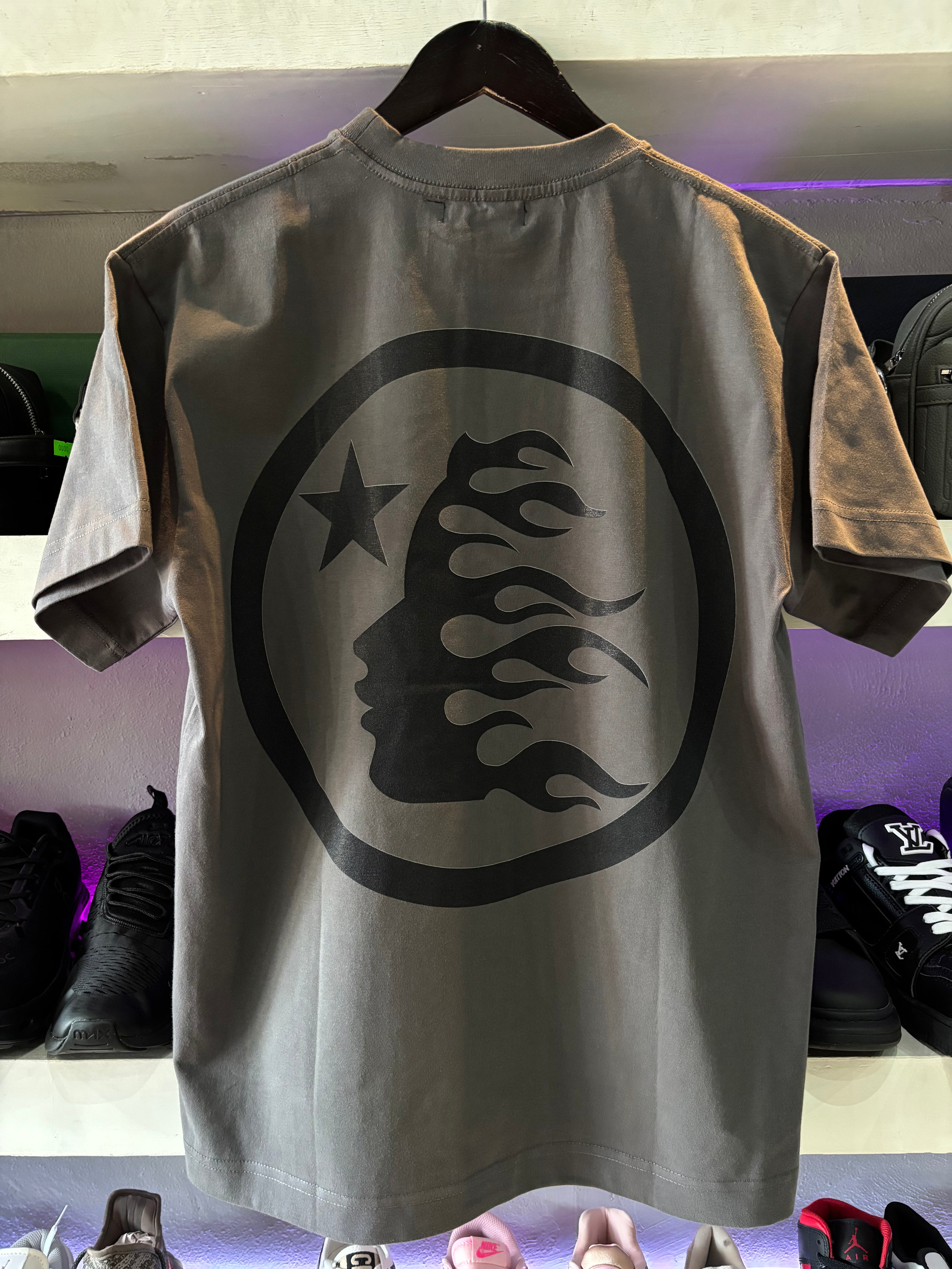 PLAYERA HELLSTAR "GRIS LETRAS VERDES"